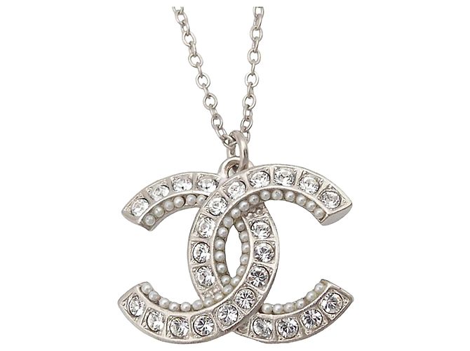 Colar de pingente Chanel CC em latão com strass e pérolas falsas prateadas Prata