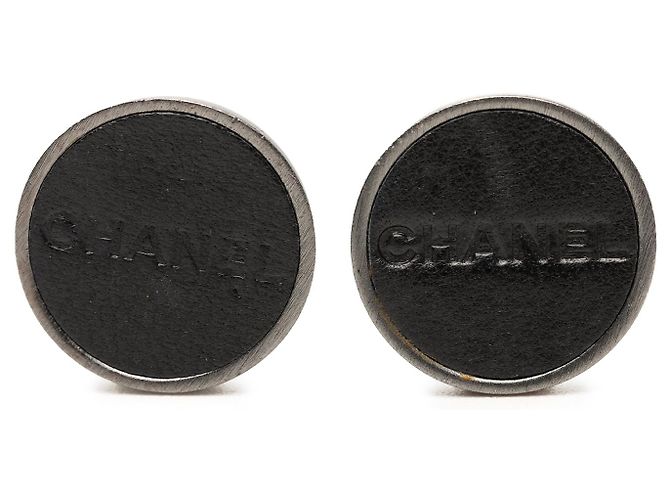 Brincos de pressão Chanel em latão e couro com logotipo prateados Prata