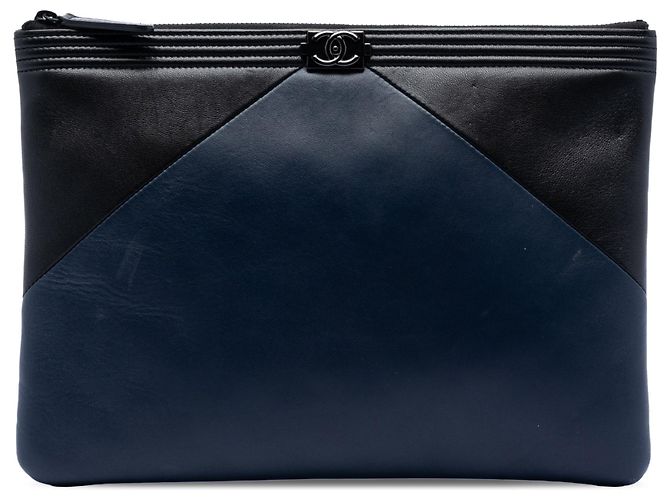 Clutch Boy O in agnello bicolore blu Chanel Medium