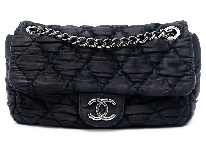 Chanel Medium CC Schultertasche aus schwarzem gestepptem Satin mit Einzelflachklappe