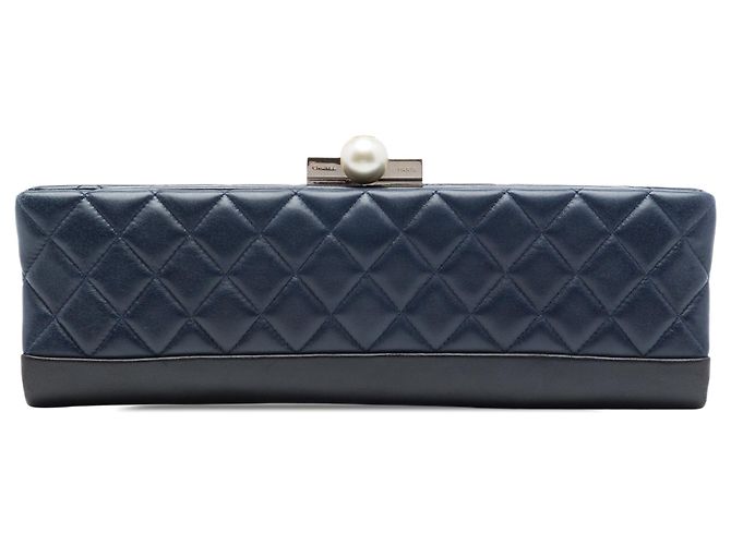 Chanel CC Baguette Clutch aus blauem gestepptem Lammleder mit Perlen
