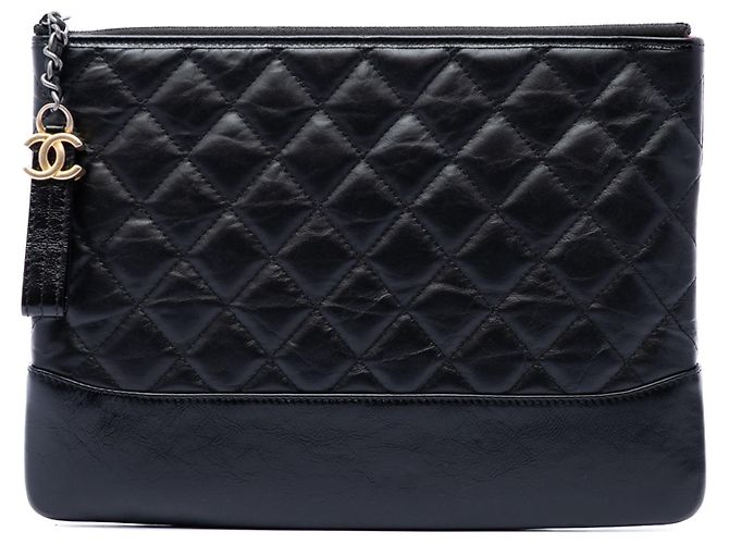 Clutch Chanel Gabrielle O Case en piel de becerro envejecido acolchado negro Medium