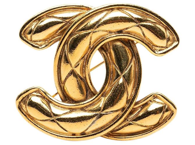 Broche Chanel CC acolchoada banhada a ouro Dourado
