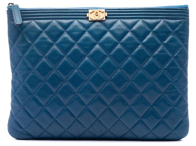 Blauer Chanel Boy O Case Clutch aus gestepptem Caviar Leder, Größe Medium