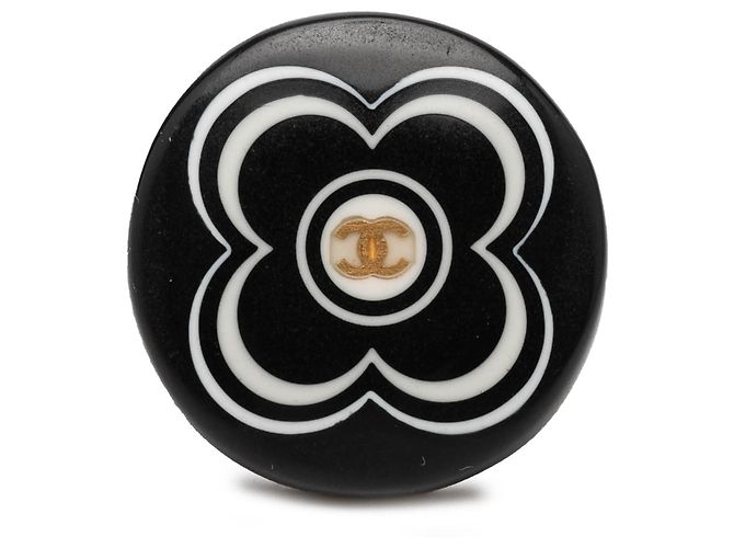 Anello Chanel in resina nera e metallo dorato con logo CC e camelia Nero