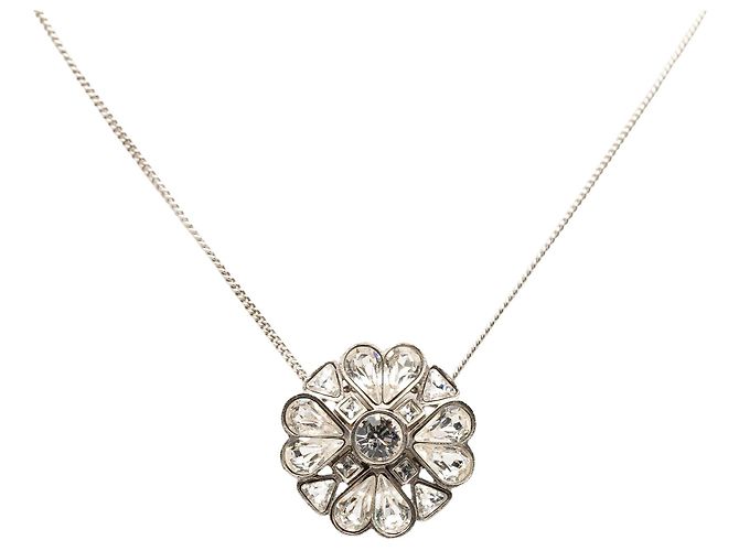 Colar com pingente Chanel CC em latão com strass e trevo prateado Prata