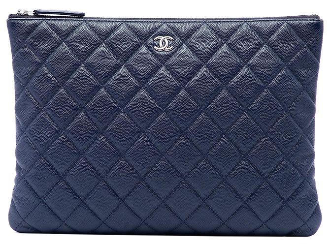 Clutch O Case en Caviar Acolchado Azul Chanel Tamaño Medium
