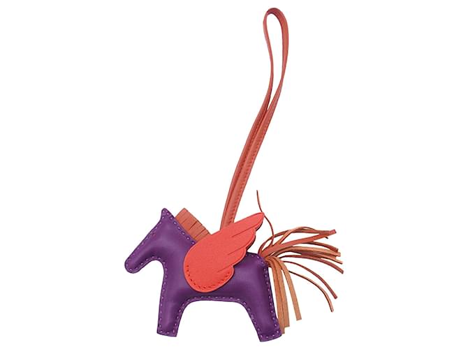 Chaveiro Hermès Milo em pele de cordeiro e Swift Grigri Rodeo Pegase Bag Charm PM Roxo 