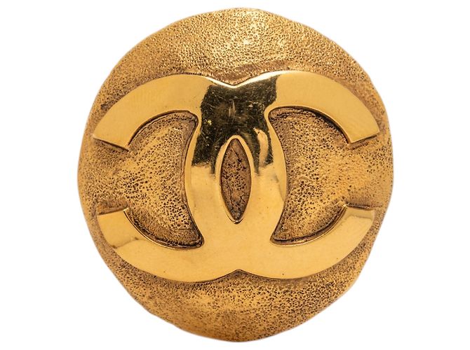 Spilla rotonda Chanel CC placcata oro D'oro