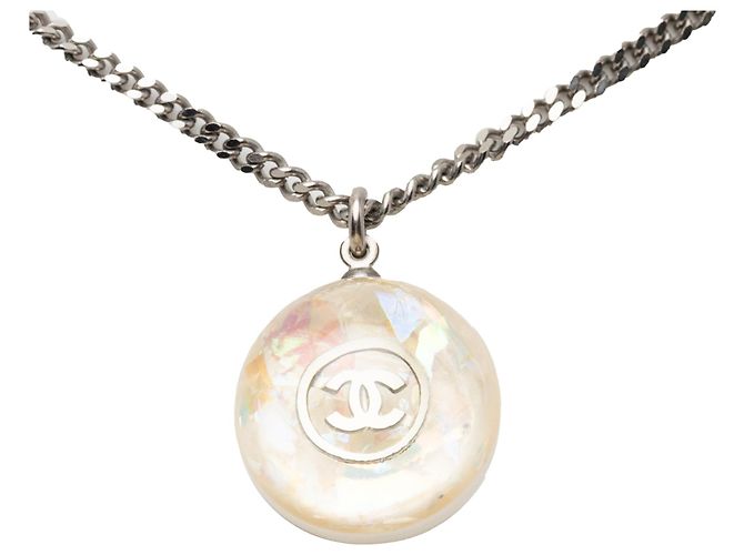 Collana con pendente Chanel CC in argento, ottone e resina