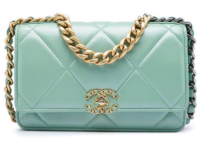 Wallet On Chain Bolsa Satchel 19 em pele de cordeiro acolchoada verde Chanel