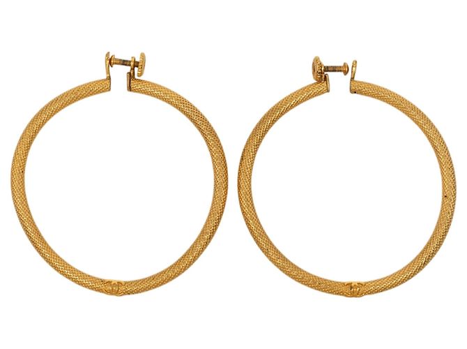 Orecchini a cerchio Chanel CC placcati oro con texture e chiusura a vite D'oro
