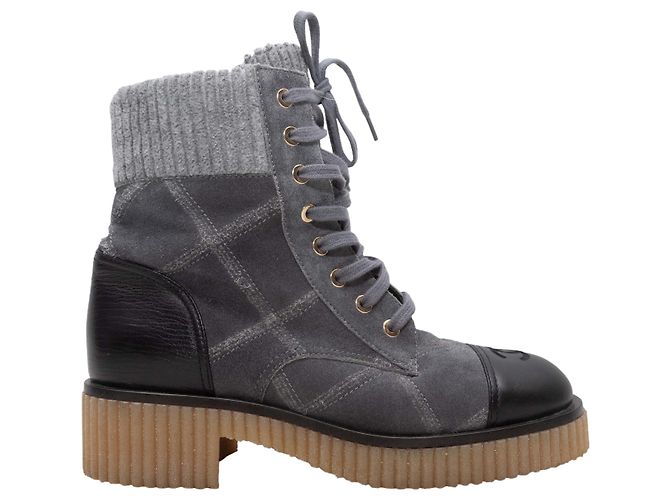 Botas de bico reforçado em camurça e couro acolchoado cinza e preto Chanel Tamanho 36