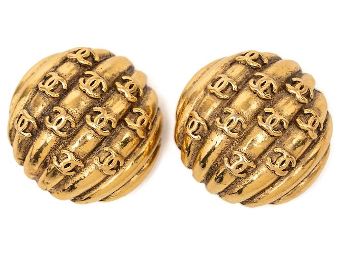 Orecchini a clip Chanel CC placcati oro con conchiglia D'oro