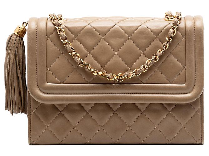 Bolsa transversal Chanel em pele de cordeiro acolchoada bege com tassel