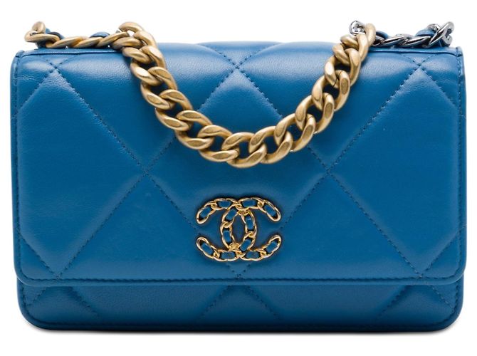 Wallet On Chain Carteira com corrente 19 em pele de cordeiro acolchoada azul Chanel