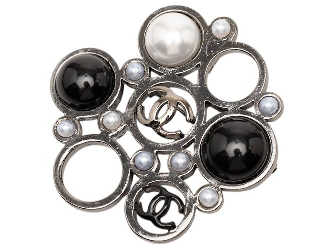 Spilla con perle finte in ottone Chanel CC argento