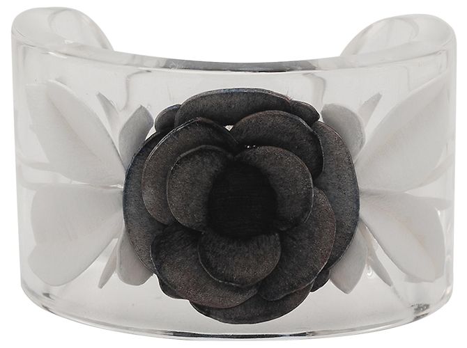 Bracciale rigido Chanel in lucite bianco con camelia