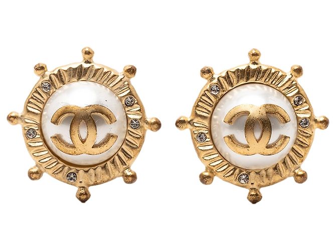 Orecchini a clip Chanel CC placcati oro con finti perle e strass D'oro