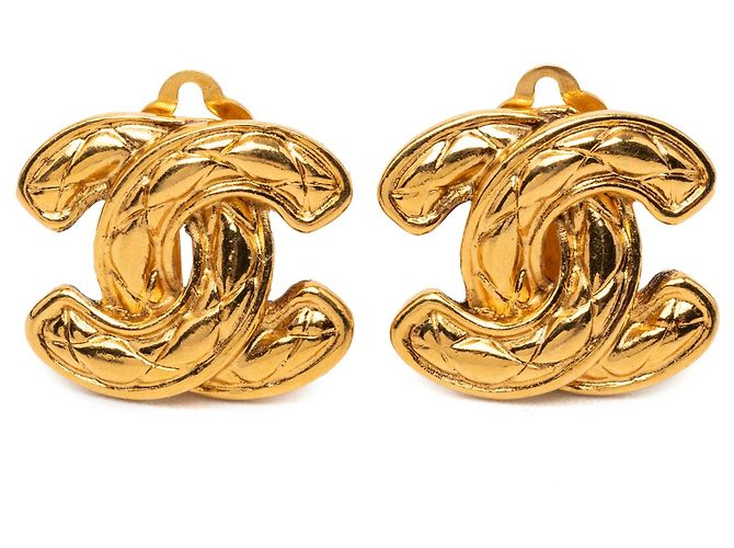 Orecchini a clip Chanel CC trapuntati placcati oro D'oro