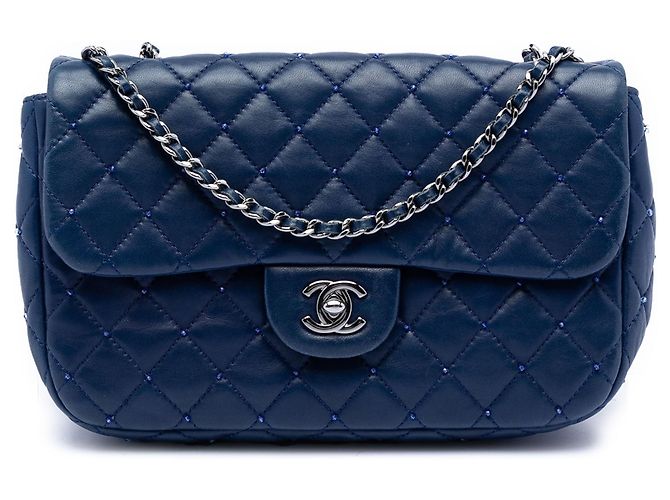 Petit sac à bandoulière Chanel Single Flap en agneau matelassé bleu avec perles