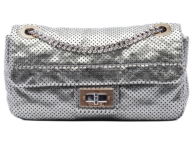 Borsa a tracolla Chanel Medium Reissue in pelle di vitello traforata argento