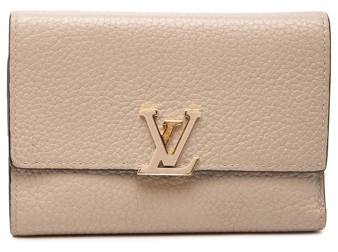 Cartera compacta Louis Vuitton Taurillon Capucines beige