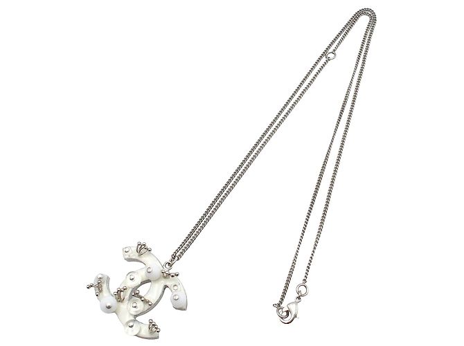 Collana con pendente Chanel CC in argento, ottone e resina con strass