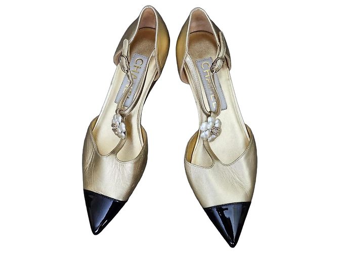Chanel Sapatilhas de couro dourado com bico e salto plataforma