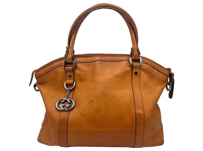 Bolsa de mão Gucci GG Charm Dome em couro de bezerro Marrom