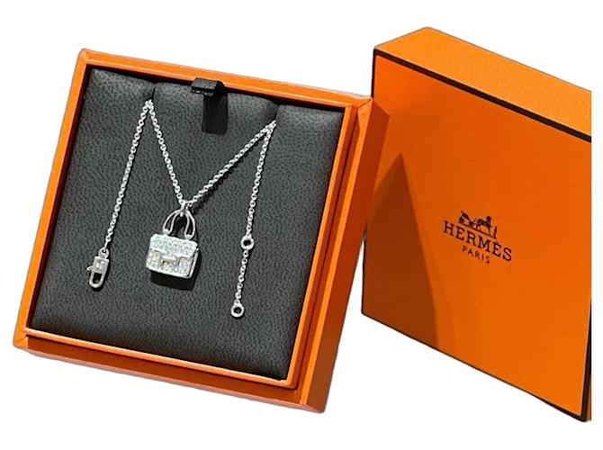 Colar Hermès Amulettes Constance Diamantes em Ouro Branco 