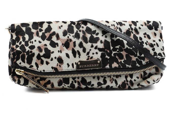 Clutch Burberry em pelo de bezerro com estampa de leopardo branco e aba com alça Fora de branco