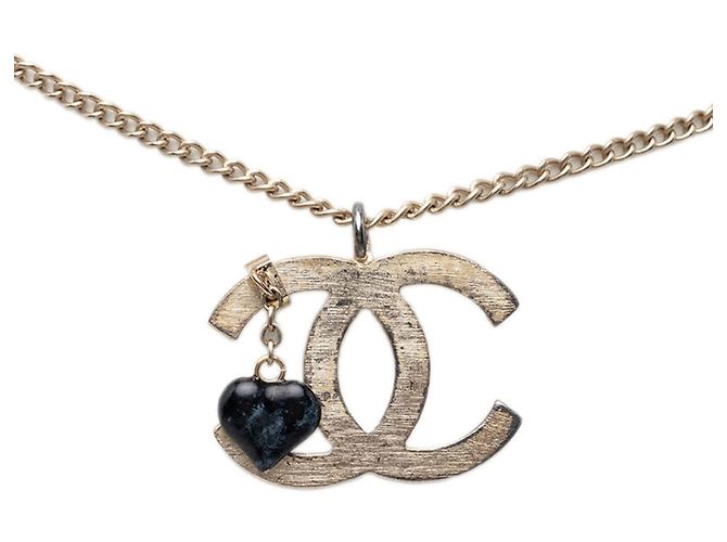 Colar com pingente de coração Chanel Coco Mark Dourado