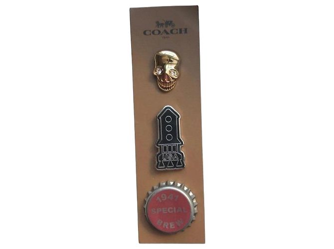 Conjunto de Pins Coach Skull, Rocket & Bottle Cap Vermelho Dourado Gold hardware