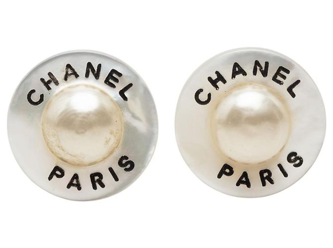 Orecchini a clip rotondi Chanel in resina bianca CC e perle finte Bianco