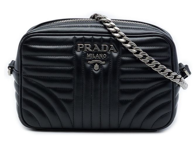 Bolsa Camera Diagramme Prada em couro de bezerro macio preto