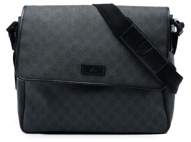 Bolsa Messenger com aba Gucci Black GG Supreme Preto