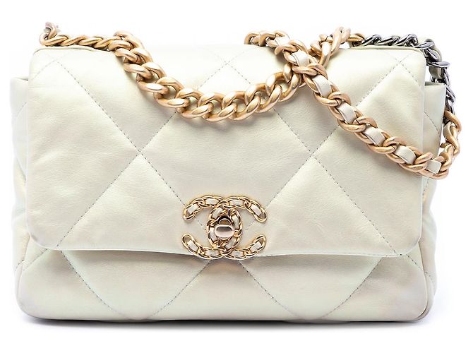 Chanel 19 Flap Medium aus irisierendem Lammleder in Weiß