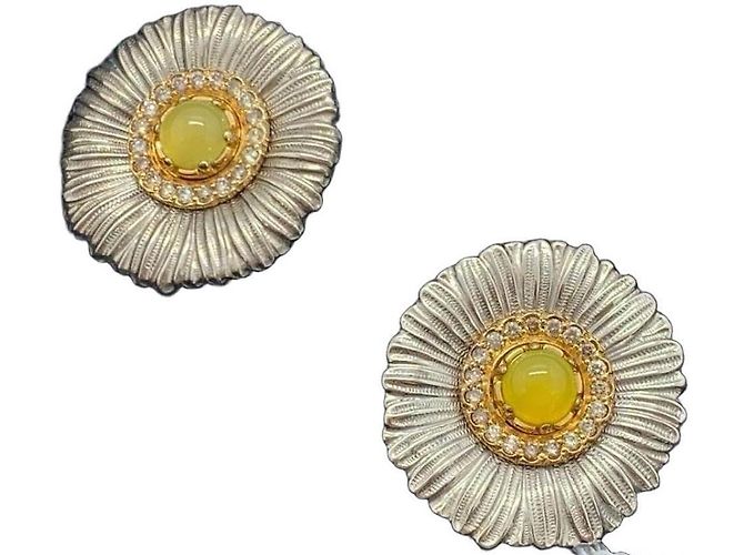 Brincos Buccellati Blossoms em prata, diamantes e cornalina