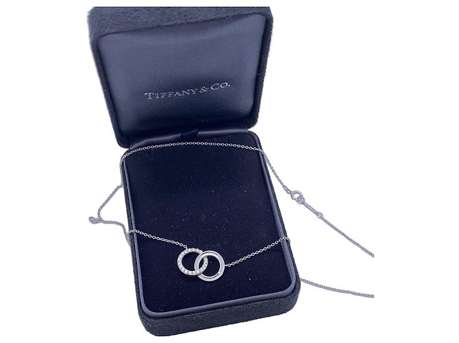 Collar Tiffany & Co. Charma Doble Anillo Diamantes Oro Blanco 18k Plata