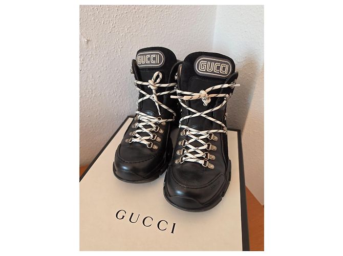 Gucci Botas de caminhada FlashTrek em couro preto e camurça