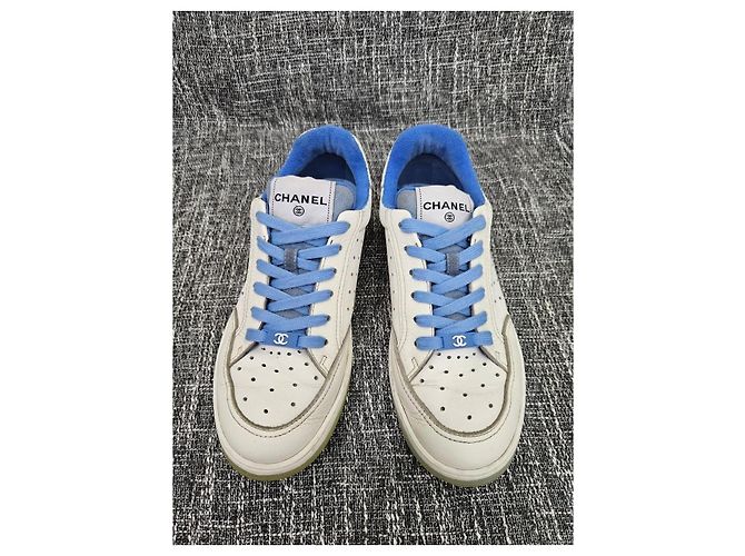 Baskets Chanel en cuir blanc logo CC Bleu