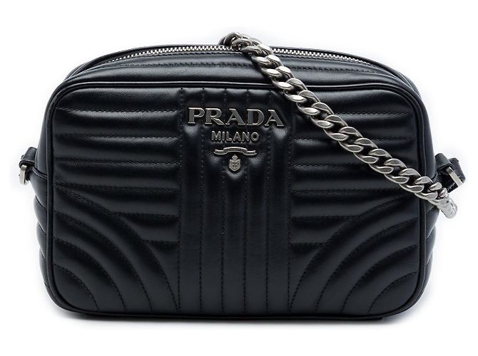 Borsa Camera Diagramme Prada in pelle di vitello morbida nera Nero