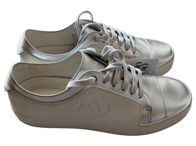 Chanel CC Logo Sneaker aus silbernem Leder Weiß Silber Hardware