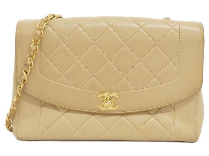Bolsa de ombro Chanel em pele de cordeiro bege