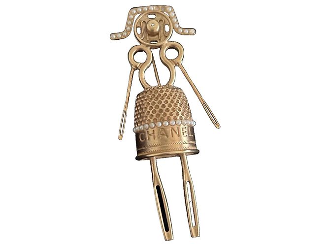 Chanel Runway Gold-Tone Sewing Lady Brosche Golden