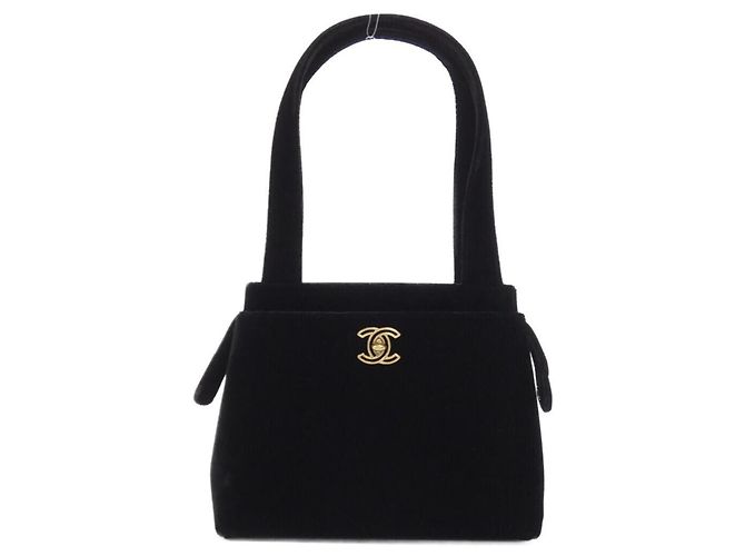 Bolso Chanel en negro con herrajes dorados