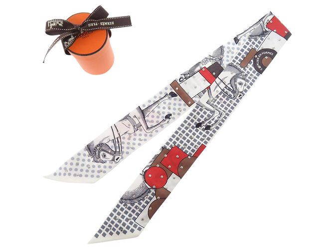 Hermès Hermes Twilly Cloute Cavalier en Forme Scarf com Tachas Marrom Branco
