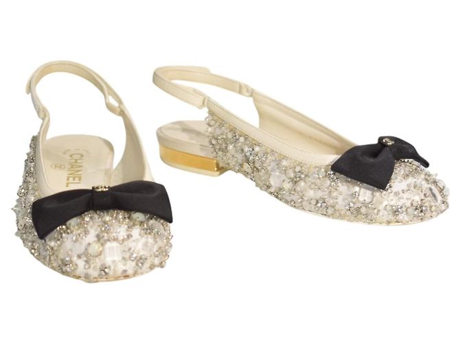 Sapatos slingback rasos CHANEL creme com pérolas e cristais e laço CC entrelaçado 35.5 Preto Branco