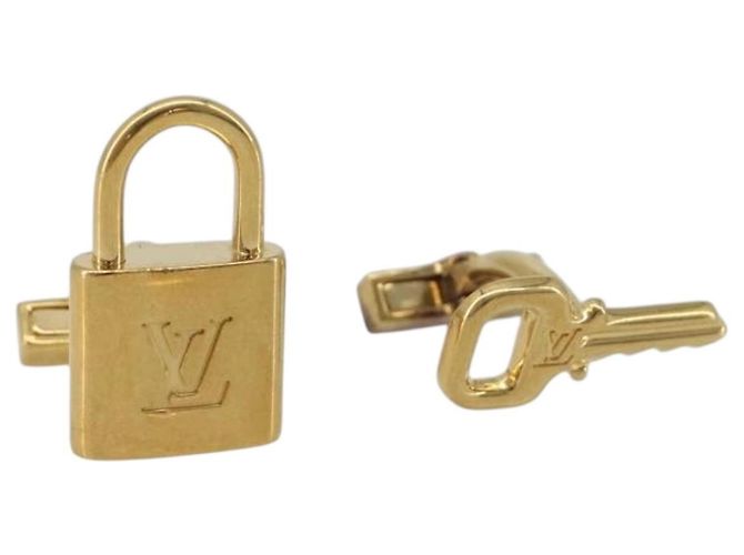 Abotoaduras LOUIS VUITTON Padlock Cuffs metal Gold LV Auth 195158 Dourado